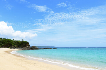 Fototapeta na wymiar 沖縄の白い砂浜と青い海