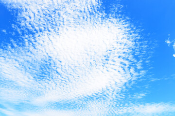 爽やかな青空と白い雲