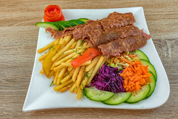 Zestaw obiadowy z mięsem z kebaba, frytkami i warzywami