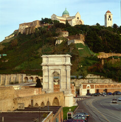 Ancona. Il Porto con l'Arco di Traiano verso la chiesa e il campanile di san Ciriaco sulla collina.