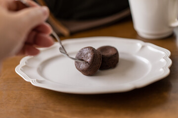 フォークでさしたチョコレート菓子