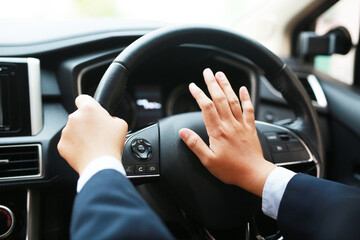 Drive while in traffic. Furious, angry, and honk the car's horn while driving.