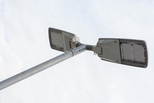 Lampioni led per illuminazione a basso consumo, risparmio energetico, fari led per strade e parcheggi e abitazioni private 