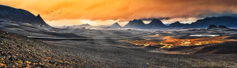 Fotobehang Myvatn, IJsland - Lange kronkelende weg door dramatisch vulkanisch landschap bij zonsondergang © Andrew Deer