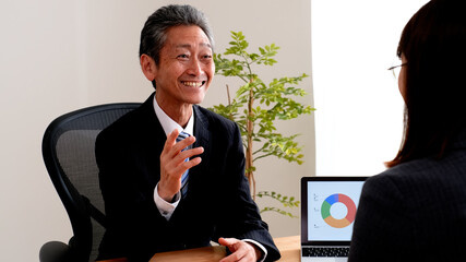 若い人材と面談をするシニア社長
