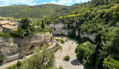 Fototapeta na wymiar La cité de Minerve avec son canyon, la vieille ville et le vignoble du minervois