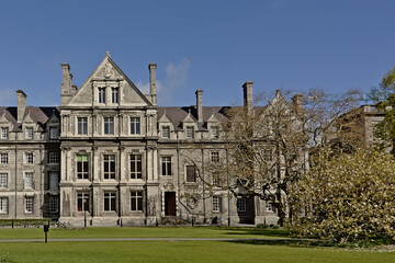 Fototapeta na wymiar University building of Parliament square in Trinity college, Dublin on a sunny spring day 