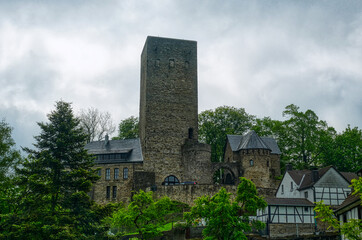 Historische Burg auf einem Berg in Hattingen Blankenstein - obrazy, fototapety, plakaty