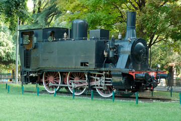 Naklejka premium La locomotiva esposta ai Giardini a lago di Como, Italia.