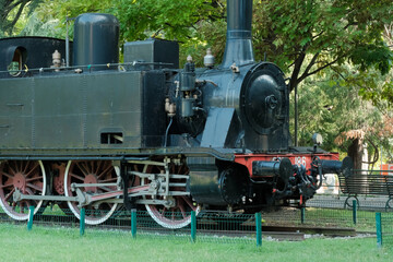 Fototapeta na wymiar La locomotiva esposta ai Giardini a lago di Como, Italia.