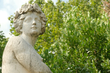 Dettaglio di una statua nel parco di Villa Gallia sulle rive del lago di Como, Italia. - obrazy, fototapety, plakaty