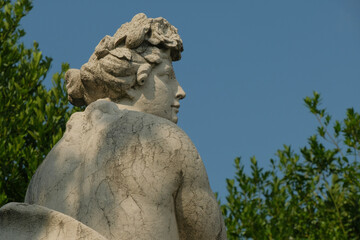 Fototapeta na wymiar Dettaglio di una statua nel parco di Villa Gallia sulle rive del lago di Como, Italia.