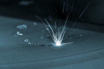 Metal is sintered under the action of laser into desired shape