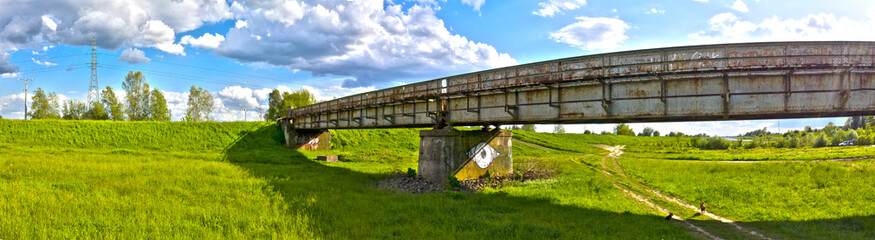 Fototapeta na wymiar Widok na południową część starego mostu kolejowego, Kanał Ulgi, miasto Gorzów Wielkopolski