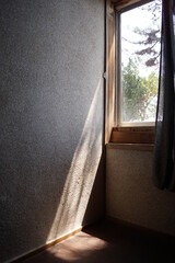 昔の日本の住宅・窓から光が差す部屋