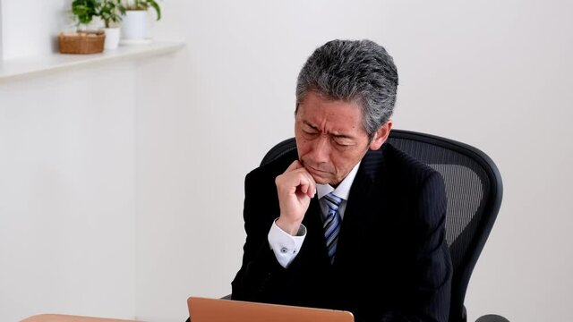 営業成績が悪くて悩むシニア社長