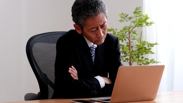 営業成績が悪くて悩むシニア社長
