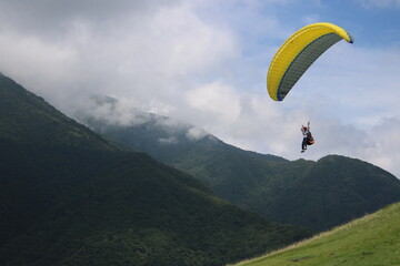 夏休みの旅行　パラグライダーで飛ぶ