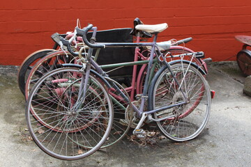 Drei sehr alte Fahrräder