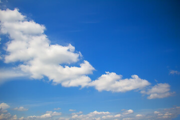 Obraz premium Beautiful white clouds on the blue sky
