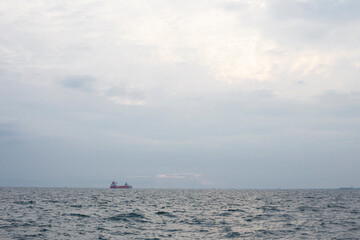 Containerschiffe im Hintergrund auf dem Meer