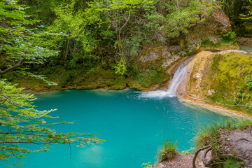 Obraz premium Cascada en el río Urederra (Baquedano, Navarra - España).