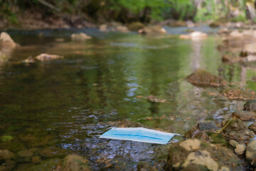 Mascarilla tirada en el río.