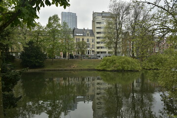 Obraz premium Immeubles d'appartement de luxe et maisons de maître se reflétant dans les eaux aux étangs d'Ixelles à Bruxelles 