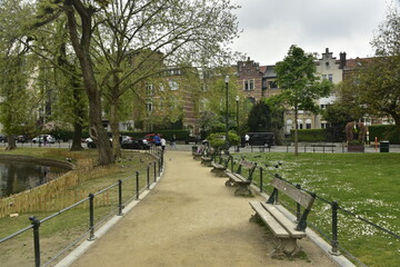 Coin de repos au parc des Etangs d'Ixelles à proximité des maisons de maître 1900 dans un cadre verdoyant 