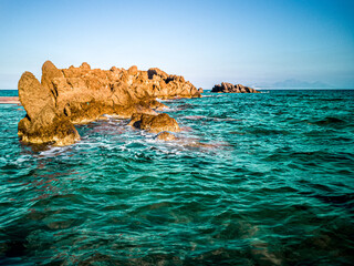 Urlaub am Meer und Felsen von Sonne angestrahlt und klares Wasser zum Tauche und Schnorcheln