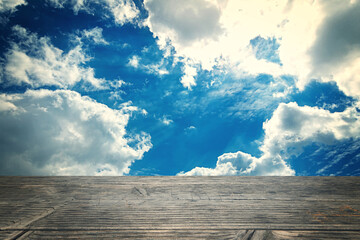 Holzplatte mit  Himmel Hintergrund und Textfreiraum
