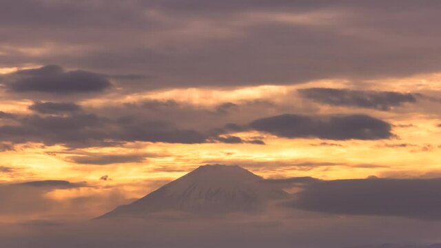 雲の流れの隙間からの放射光線に照らされる富士山（タイムラプス）