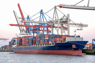 Beladung eines riesigen Containerschiffes im Hafen