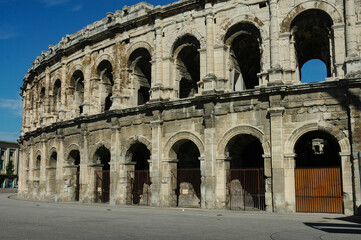 Fototapeta na wymiar Détails de façade des arènes de la ville de Nîmes