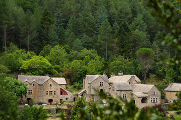 Un village dans le paysage des gorges de l'Ard&egrave;che