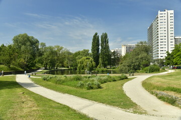 Le parc d'Anderlecht avec ses chemins ,sa végétation luxuriante ,ses étangs à proximité de la plus grande cité de la Région de Bruxelles Capitale comprenant H.L.M et co-propriétés 