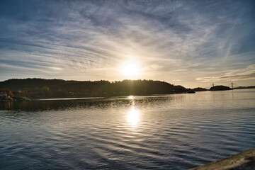 Naklejka premium スウェーデンの湖と遠くに見える橋