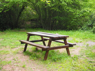 bonito y agradable rincón para hacer un picnic formado por una mesa de madera, una fuente al fondo y rodeado de naturaleza, en prades, tarragona, españa, europa