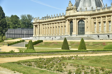 Le Jardin Fran&ccedil;ais avec ses all&eacute;es ,pelouses et haies parfois en cone devant l'imposant Mus&eacute;e National de l'Afrique Centrale au parc de Tervuren &agrave; l'est de Bruxelles 