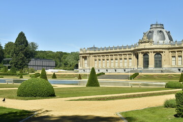 Le Jardin Français avec ses allées ,pelouses et haies parfois en cone devant l'imposant Musée...