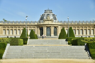 Fototapeta premium L'escalier en plusieurs volées en pierres bleues traversant le jardin français vers l'imposant Musée National de l'Afrique Centrale au parc de Tervuren 