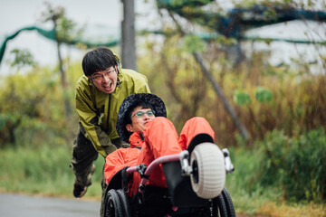 【視覚障害】【白杖】（男性、友人）ソロキャンプ　車椅子