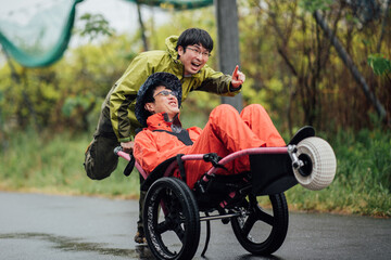 Fototapeta na wymiar 【視覚障害】【白杖】（男性、友人）ソロキャンプ　車椅子