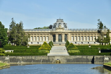 Fototapeta premium L'imposant Musée National de l'Afrique Centrale avec son Jardin Français et sa grande pièce d'eau dans un cadre majestueux du parc de Tervuren à l'est de Bruxelles 