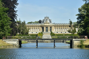 Fototapeta na wymiar L'imposant Musée National de l'Afrique Centrale avec son Jardin Français et sa grande pièce d'eau dans un cadre majestueux du parc de Tervuren à l'est de Bruxelles 