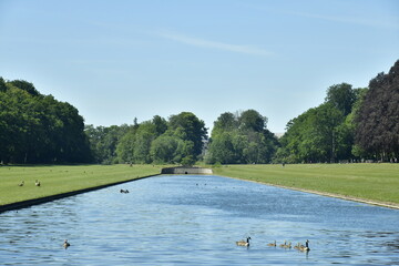 Le canal reliant les étangs au parc de Tervuren