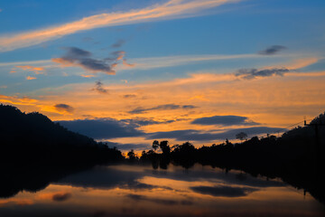 Obraz premium sunset over the lake