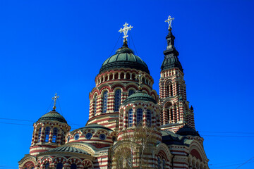 Fototapeta na wymiar annunciation cathedral in Kharkiv, Ukraine against the blue sky