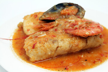 Merluza a la marinera en salsa