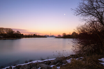 Fototapeta na wymiar Beautiful dusk colors over Humber Bay, with the full moon rising over the Toronto skyline .